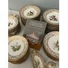 Porcelaine de Bruxelles. Le service aux oiseaux pour le Premier Consul retrace l'histoire du service que Louis Cretté peint à Bruxelles au début du 19e siècle.