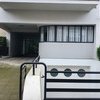 Défense de stationner : une histoire des garages en ville